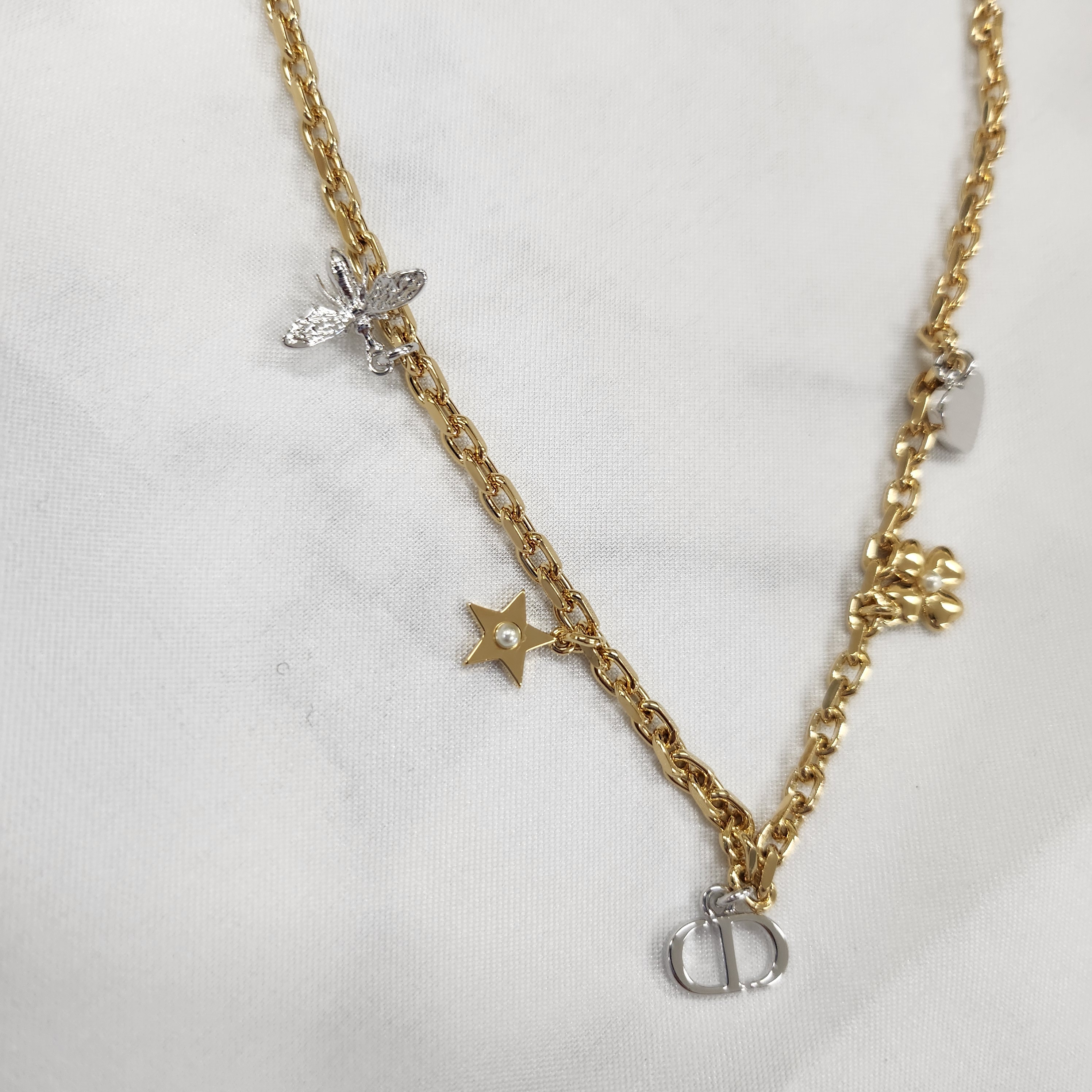 디올 Petit CD 럭키 Charms 목걸이 골드 피니시 메탈 N3392WOMRS 01W - 상세 이미지 3