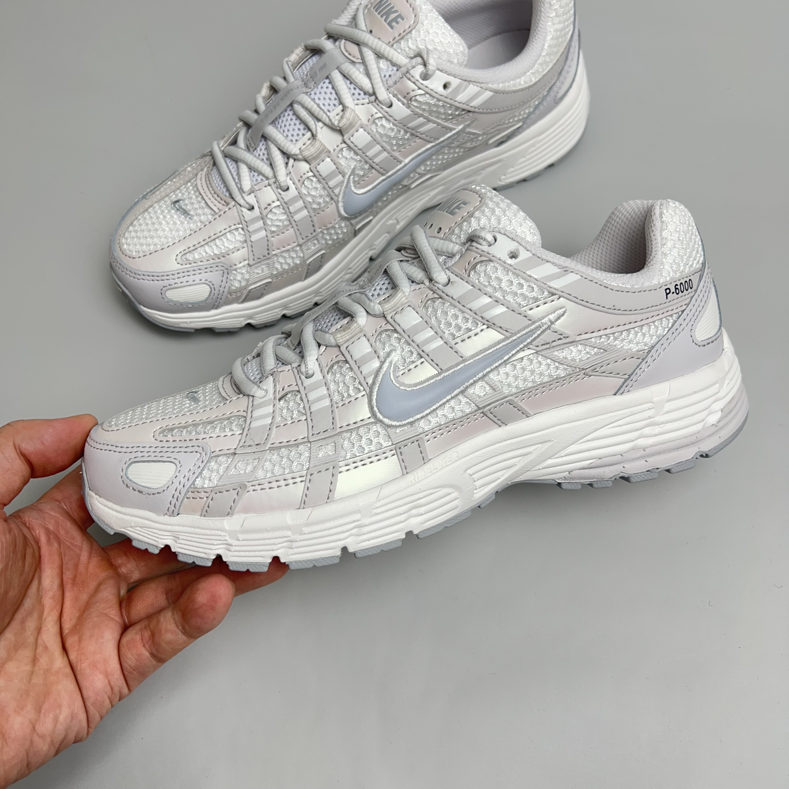 (국내매장판)나이키 P6000 커플 메탈릭 실버 화이트 운동화 P-6000