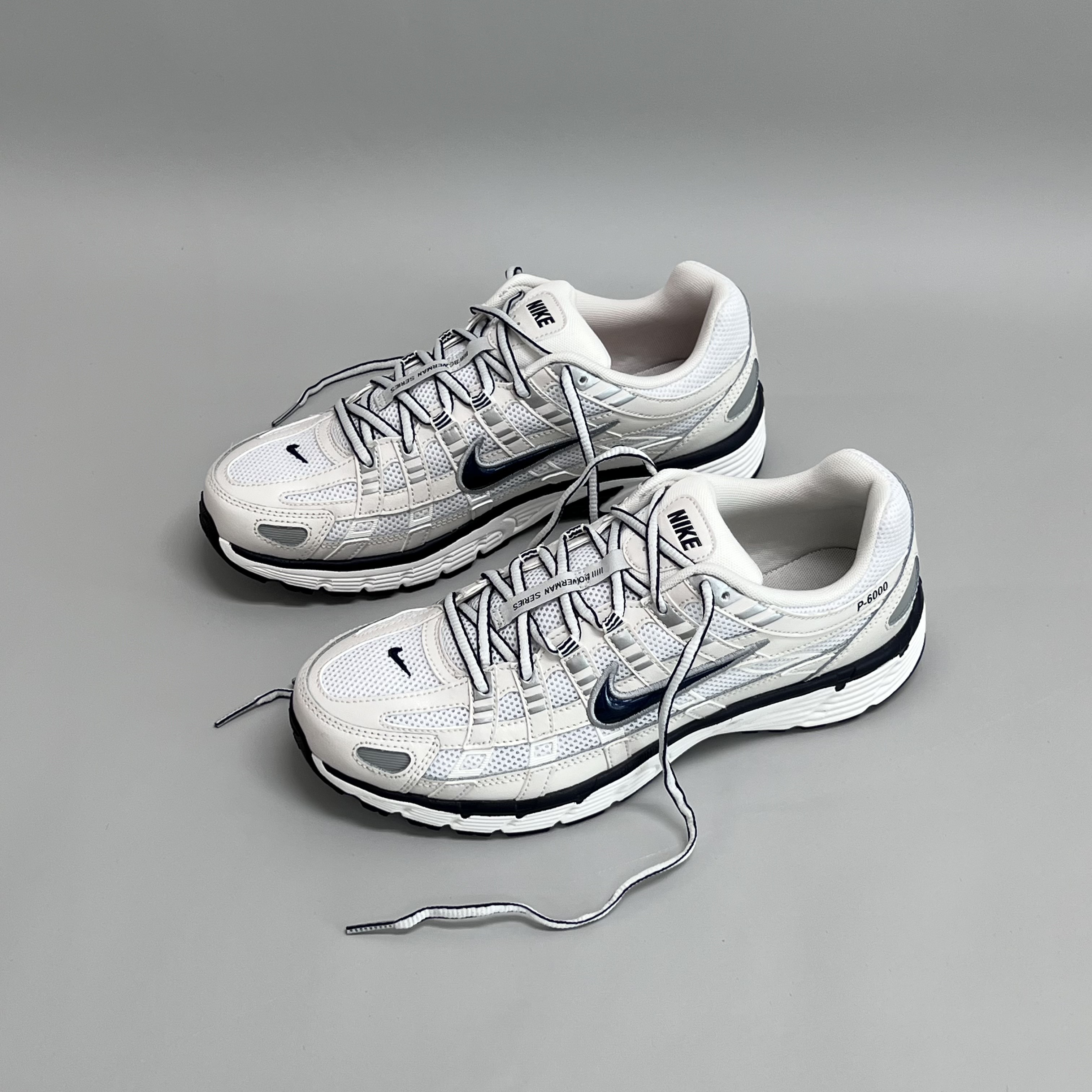 (국내매장판)나이키 P6000 커플 메탈릭 실버 화이트 운동화 P-6000