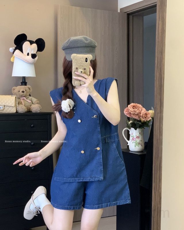 여성  여름 데님 점프수트 롬퍼 민소매 브이넥 더블버튼 벨트세트 쇼츠 캐주얼 데일리 바캉스룩 11236 - 상세 이미지 2