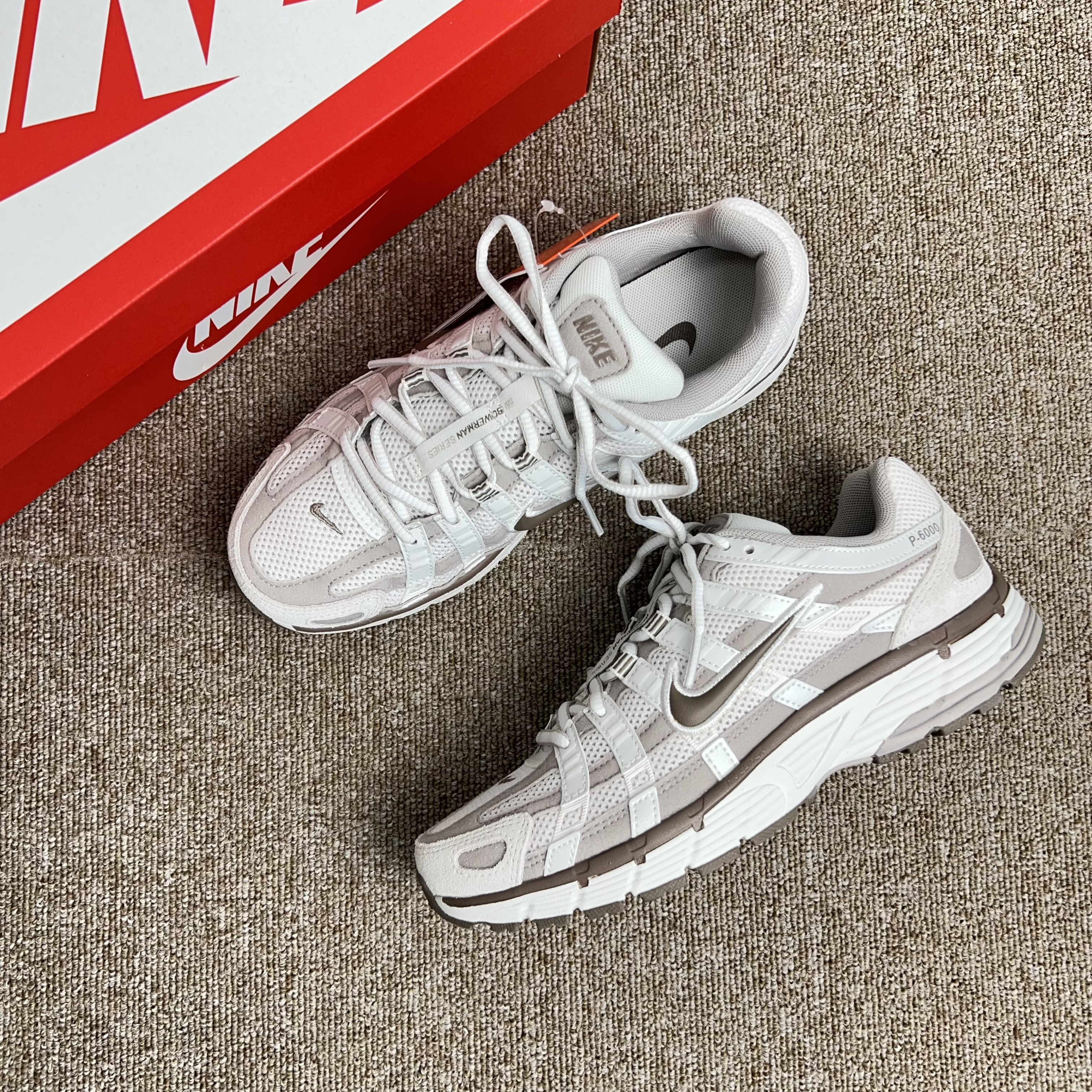 (국내매장판)나이키 P6000 커플 메탈릭 실버 화이트 운동화 P-6000