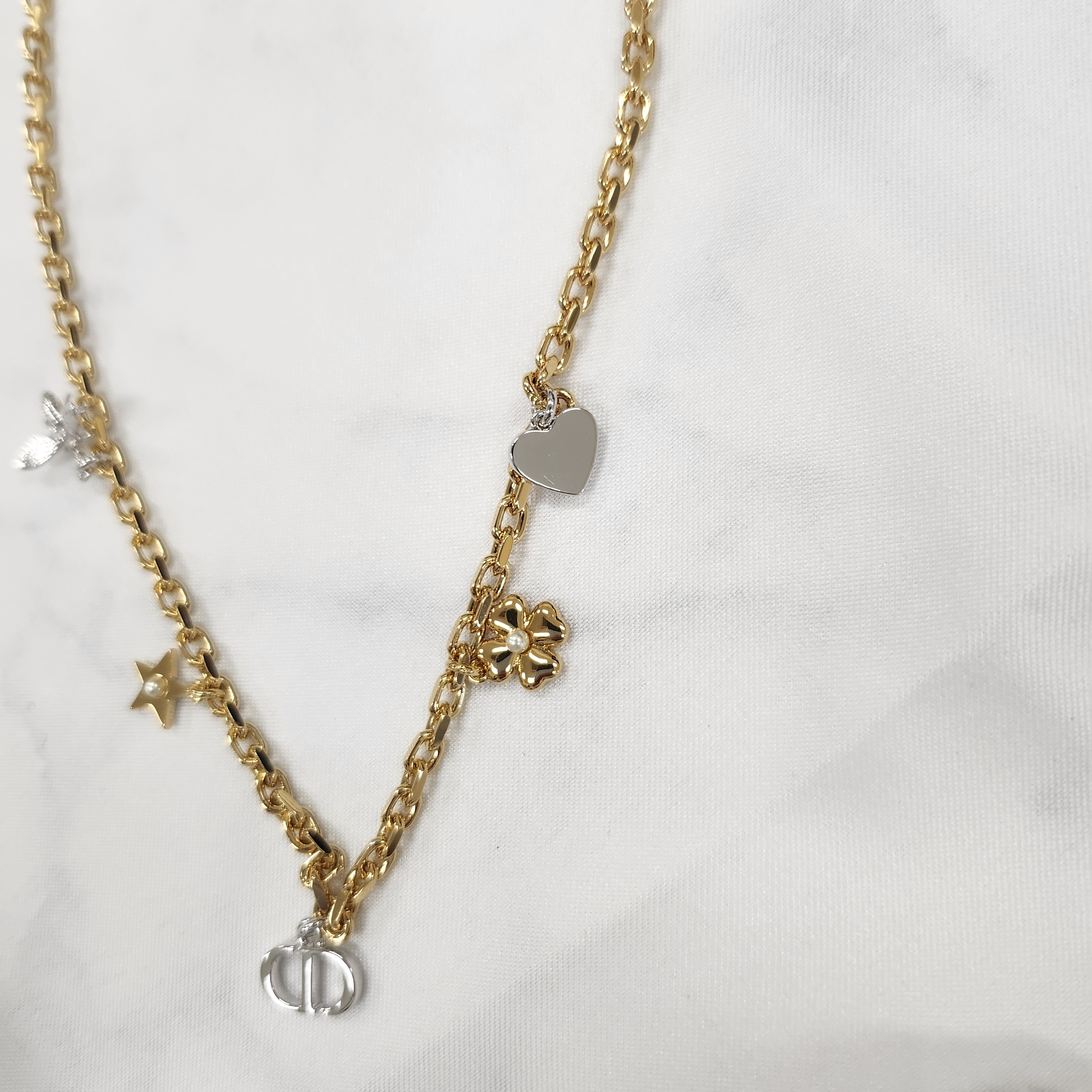 디올 Petit CD 럭키 Charms 목걸이 골드 피니시 메탈 N3392WOMRS 01W - 상세 이미지 4