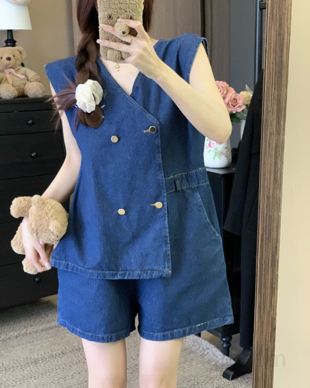 여성  여름 데님 점프수트 롬퍼 민소매 브이넥 더블버튼 벨트세트 쇼츠 캐주얼 데일리 바캉스룩 11236 - 상세 이미지 4