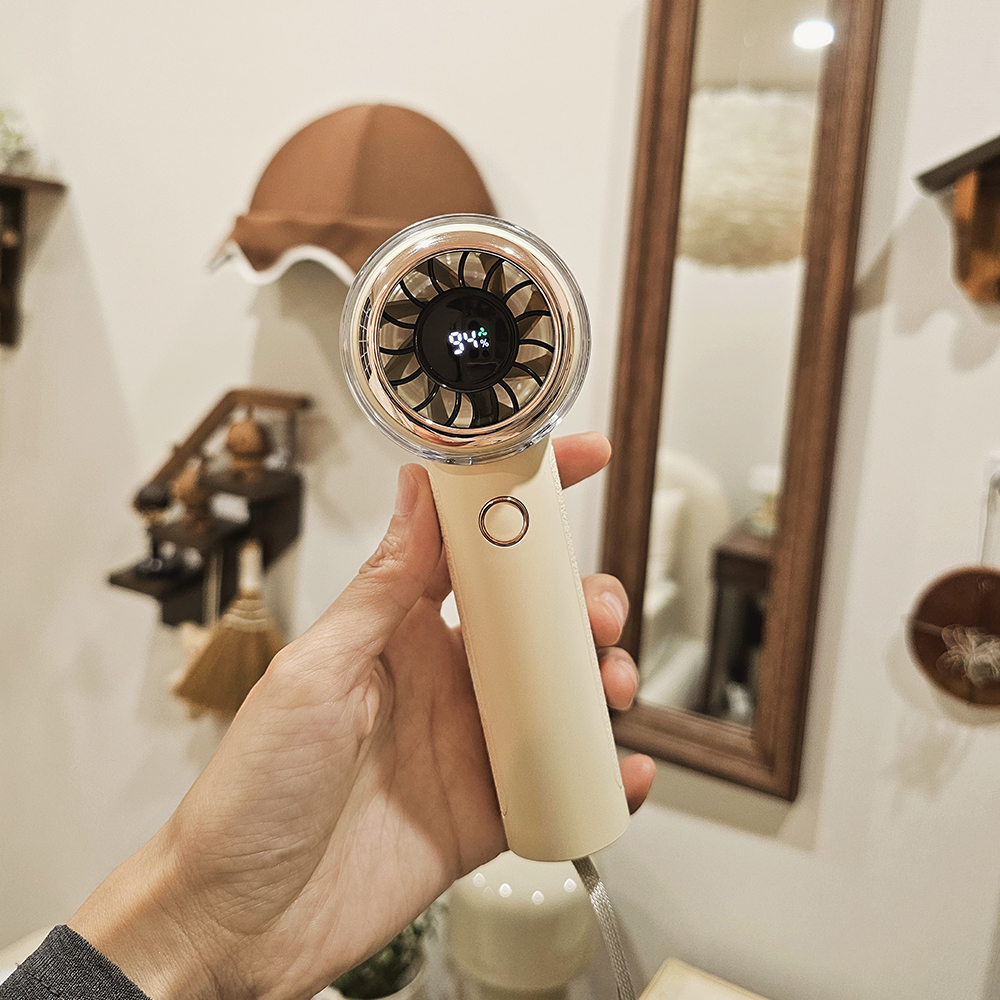 아토케어 휴대용 선풍기 에어볼륨 제트 대용량배터리 무선 핸디형 충전 여름필수품 USB충전 고급형 깔끔한 시원한 여름용품 캠핑 감각적디자인 시원한바람 야외 여름 지하철 버스 계곡 이미지 8