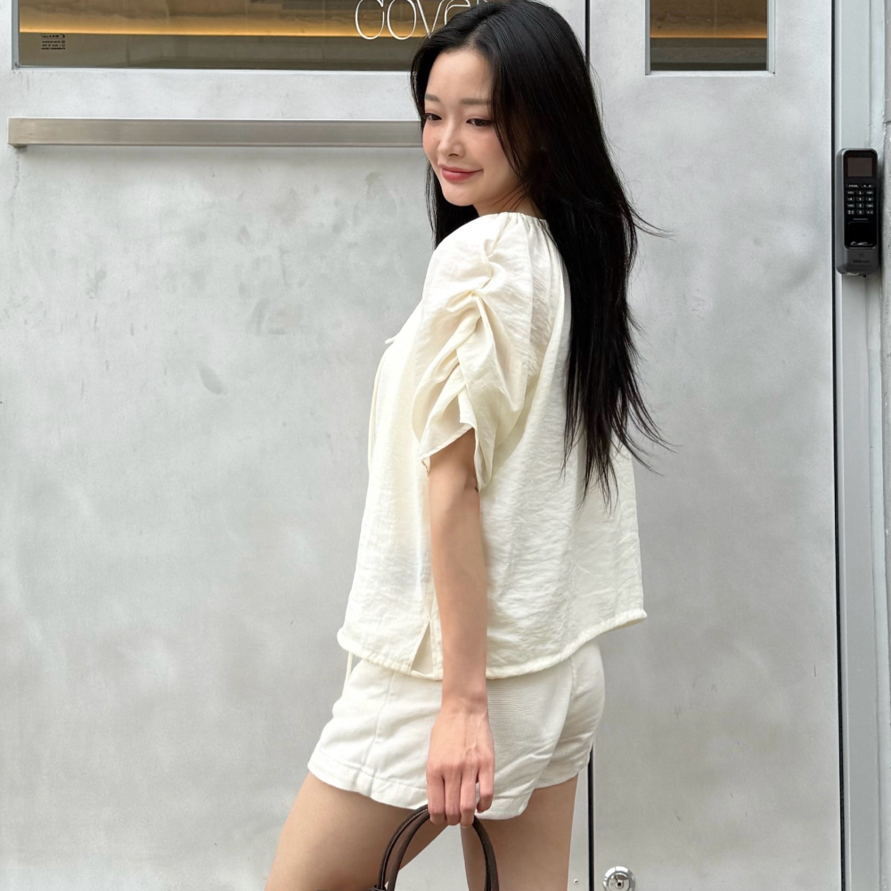 [어나우트] SEE-THROUGH SHIRRING BLOUSE CREAM - 상세 이미지 2