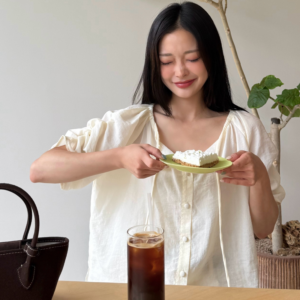 [어나우트] SEE-THROUGH SHIRRING BLOUSE CREAM - 상세 이미지 3