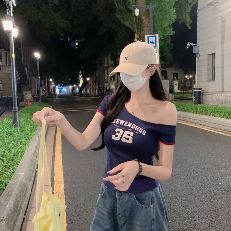 여자 여름 원숄더 언발 레터링 배색 반팔 티셔츠 슬림핏 크롭 Y2K 데일리룩 D01300 - 상세 이미지 3