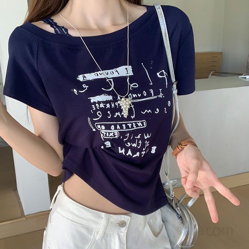 여성 여름 사선넥 오프숄더 언발 레터링 프린팅 반팔 티셔츠 슬림핏 데일리 캐주얼 D03155-1 - 상세 이미지 3