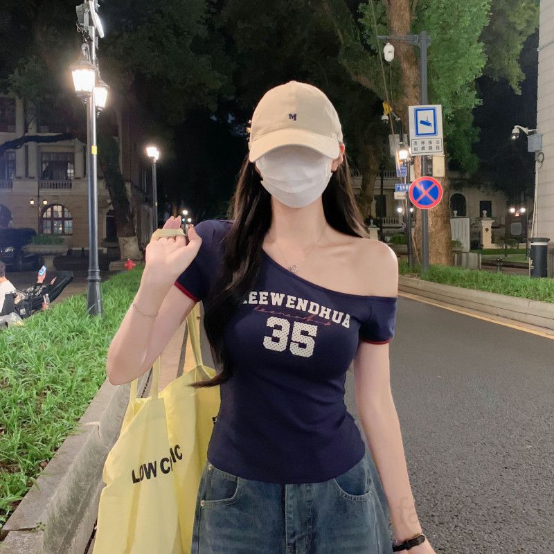 여자 여름 원숄더 언발 레터링 배색 반팔 티셔츠 슬림핏 크롭 Y2K 데일리룩 D01300 - 상세 이미지 4