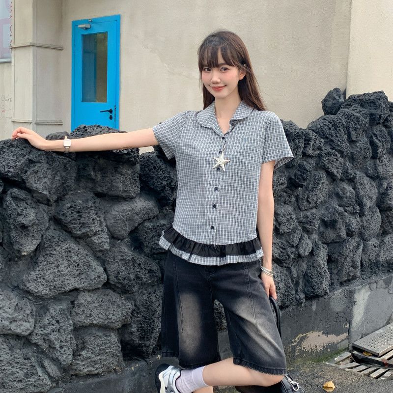 여자 여름 체크 밑단 프릴 반팔 블라우스 폴로카라 루즈핏 면100 포켓 러블리 캐주얼 데일리룩 D07495 - 상품 이미지