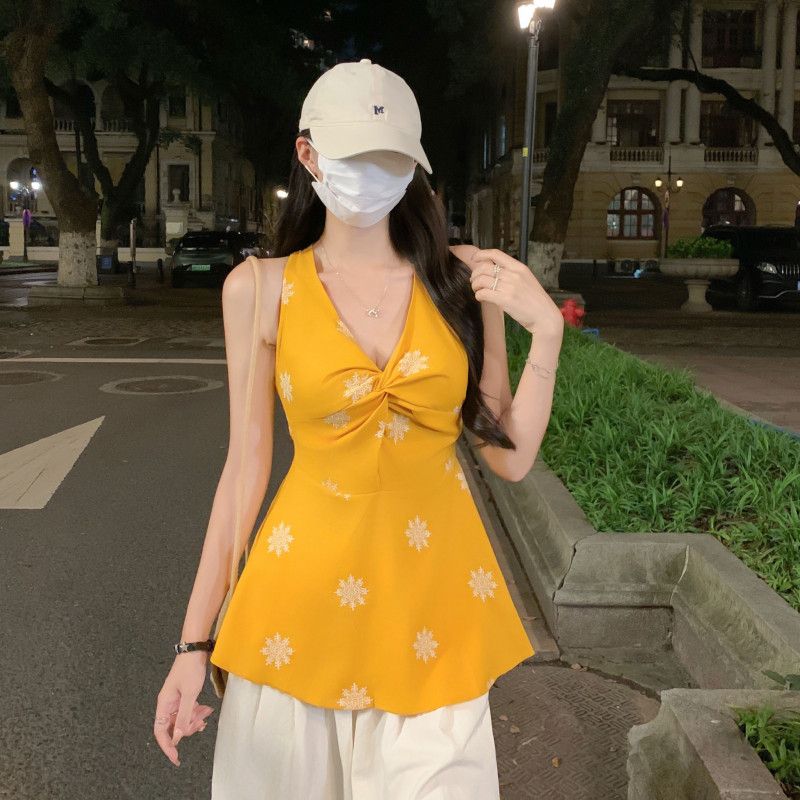 여자 여름 홀터넥 브이넥 눈꽃 자수 꼬임 A라인 플레어 민소매 나시 블라우스 B0890-1 - 메인 이미지