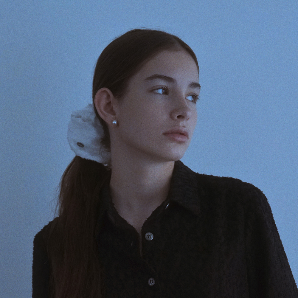 루드 헤어리 패브릭 메탈 버튼 스크런치 L25SSAC9