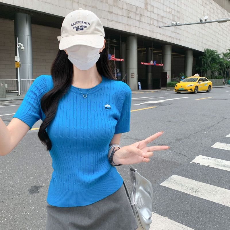 여자 여름 라운드넥 꽈배기 반팔 니트 골지 자수 로고 슬림핏 쫀쫀한 출근룩 오피스룩 데일리룩 ZD140 - 상세 이미지 5