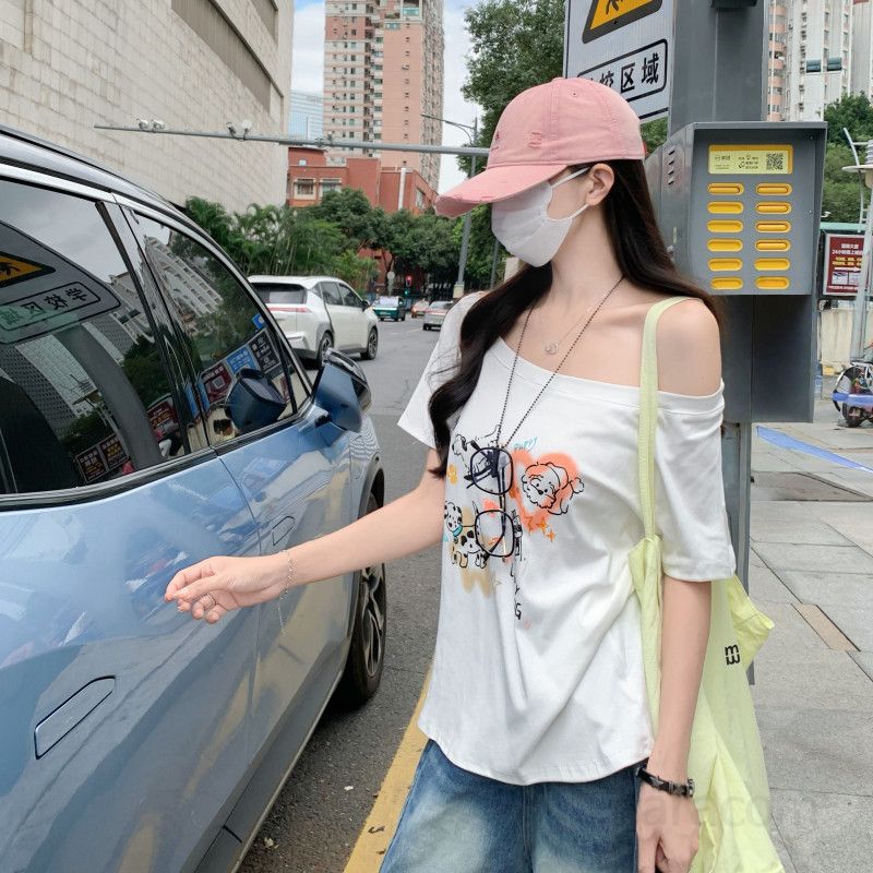 여자 여름 오프숄더 원숄더 언발 강아지 캐릭터 그래픽 반팔 티셔츠 루즈핏 Y2K 힙한 데일리룩 D01316-1 - 메인 이미지