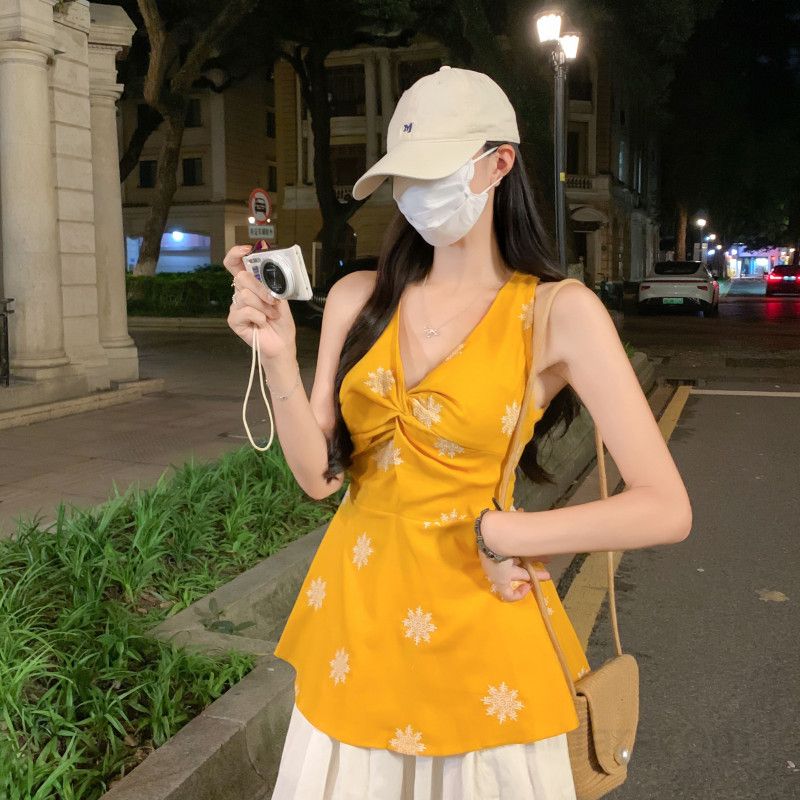 여자 여름 홀터넥 브이넥 눈꽃 자수 꼬임 A라인 플레어 민소매 나시 블라우스 B0890-1 - 상세 이미지 3