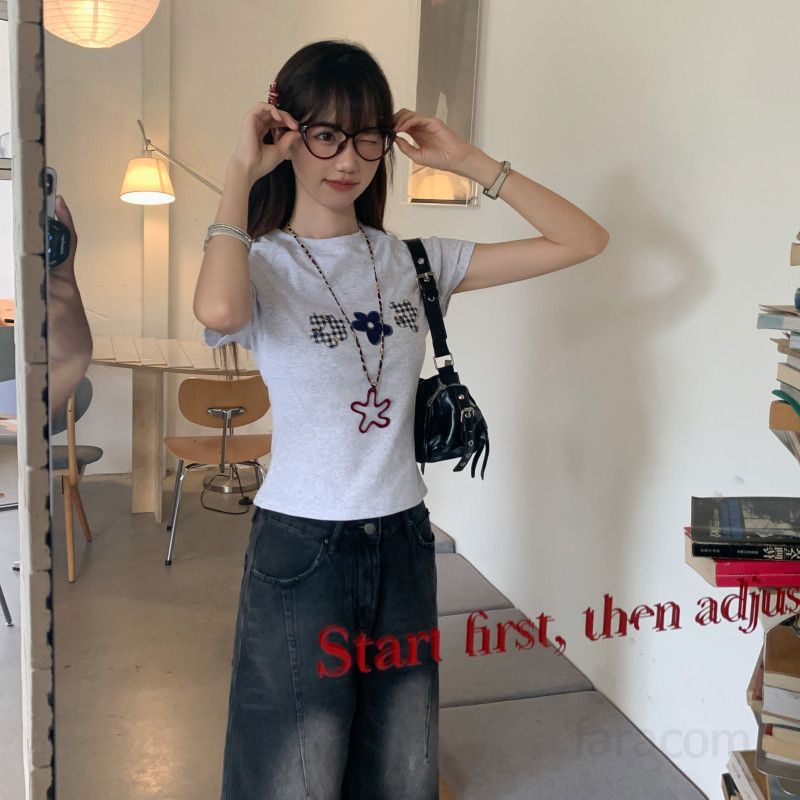 여자 여름 라운드넥 플라워 체크 그래픽 반팔 티셔츠 슬림핏 크롭 Y2K 키치 데일리 캐주얼룩 D01306 - 상세 이미지 3