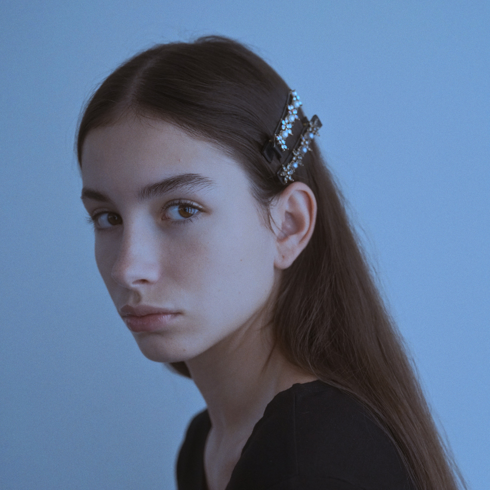 루드 글리터링 플라워 크리스탈 헤어 집게핀 L25SSAC37