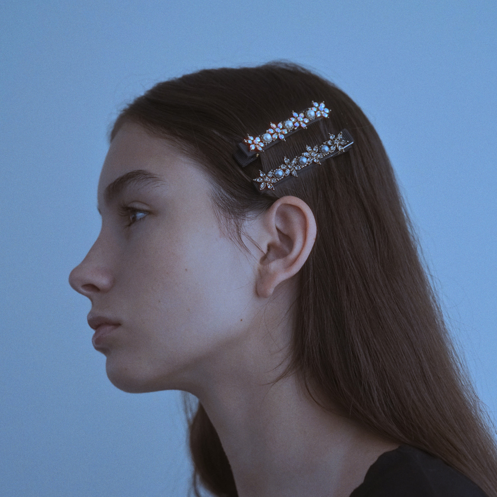 루드 글리터링 플라워 크리스탈 헤어 집게핀 L25SSAC37