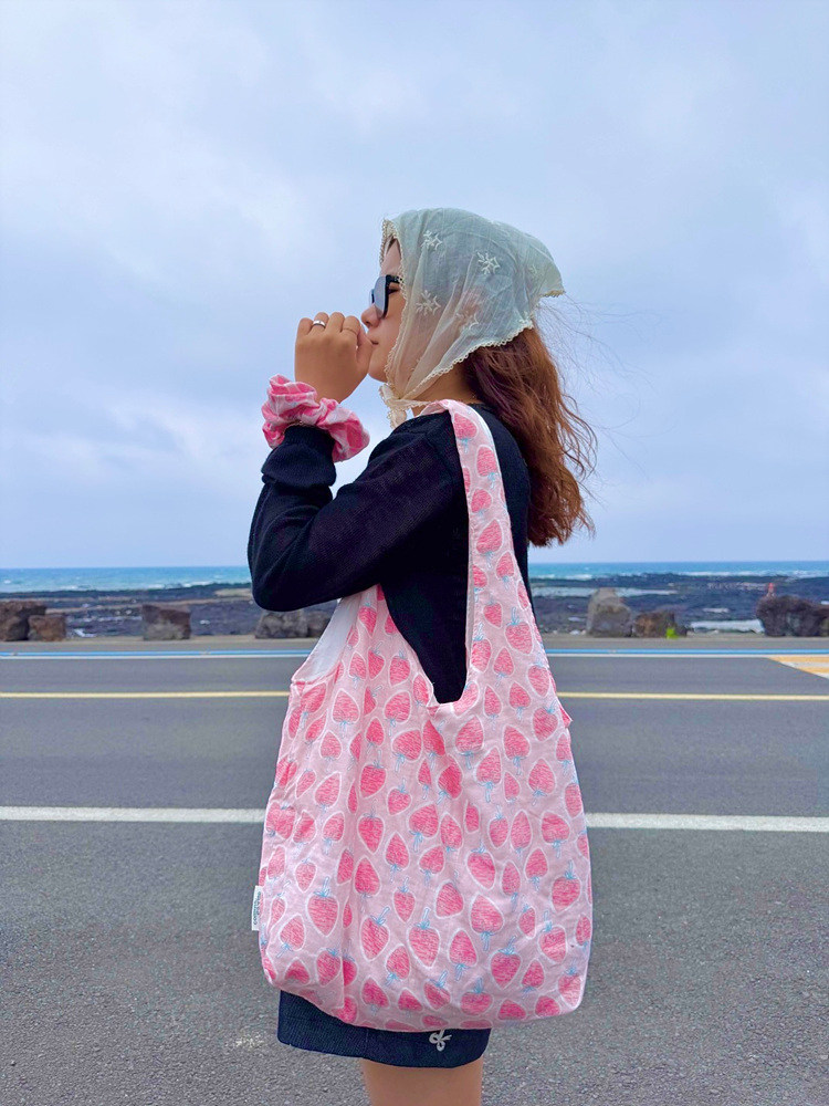 딸기 캐쥬얼 에코백 가벼운 거즈 패브릭 천가방 귀여운 호보백 - 상품 이미지