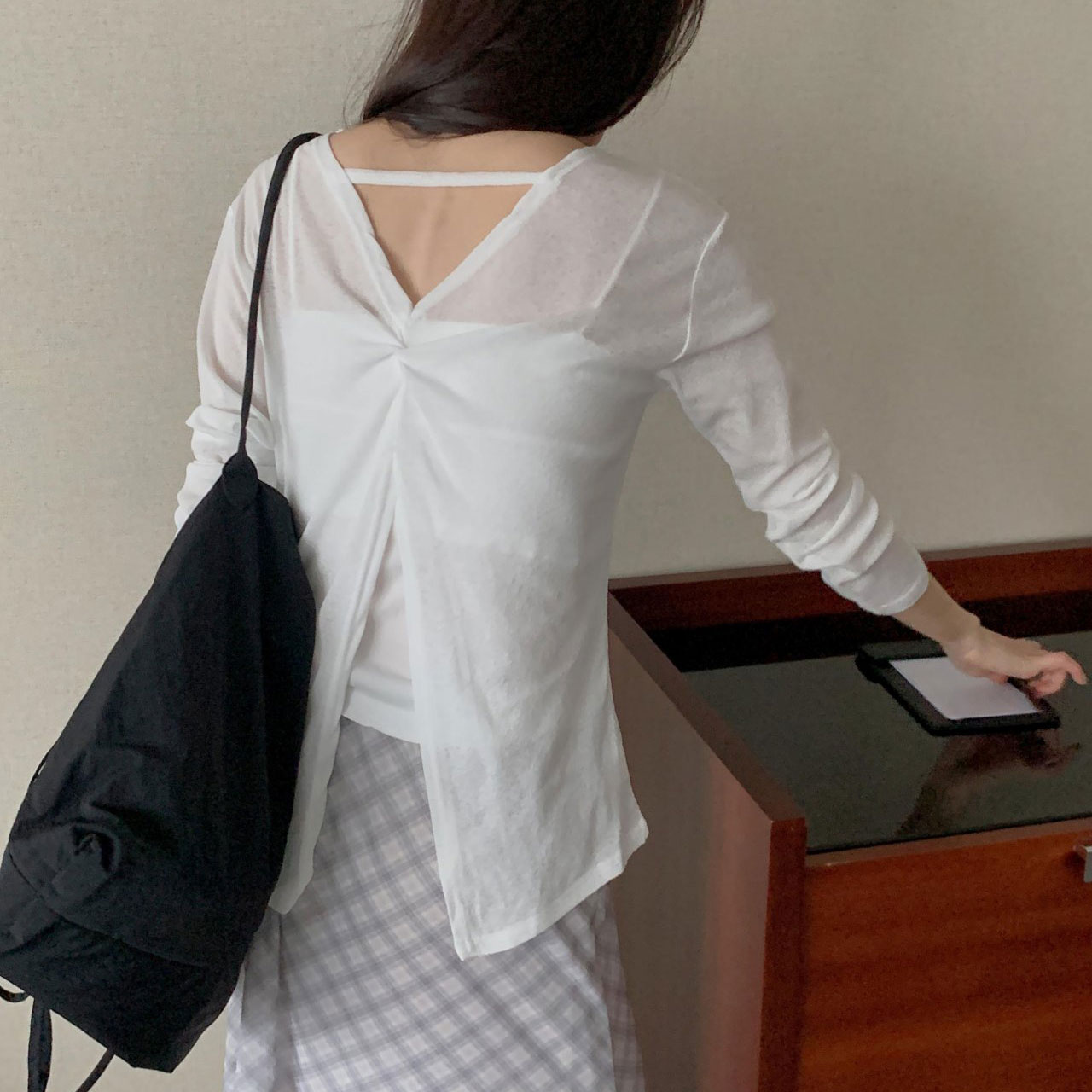 지뉴 백 트위스트 시스루 티셔츠 | 긴팔티 루즈핏티 백포인트티 레이어드티 여름티셔츠 - 상세 이미지 4