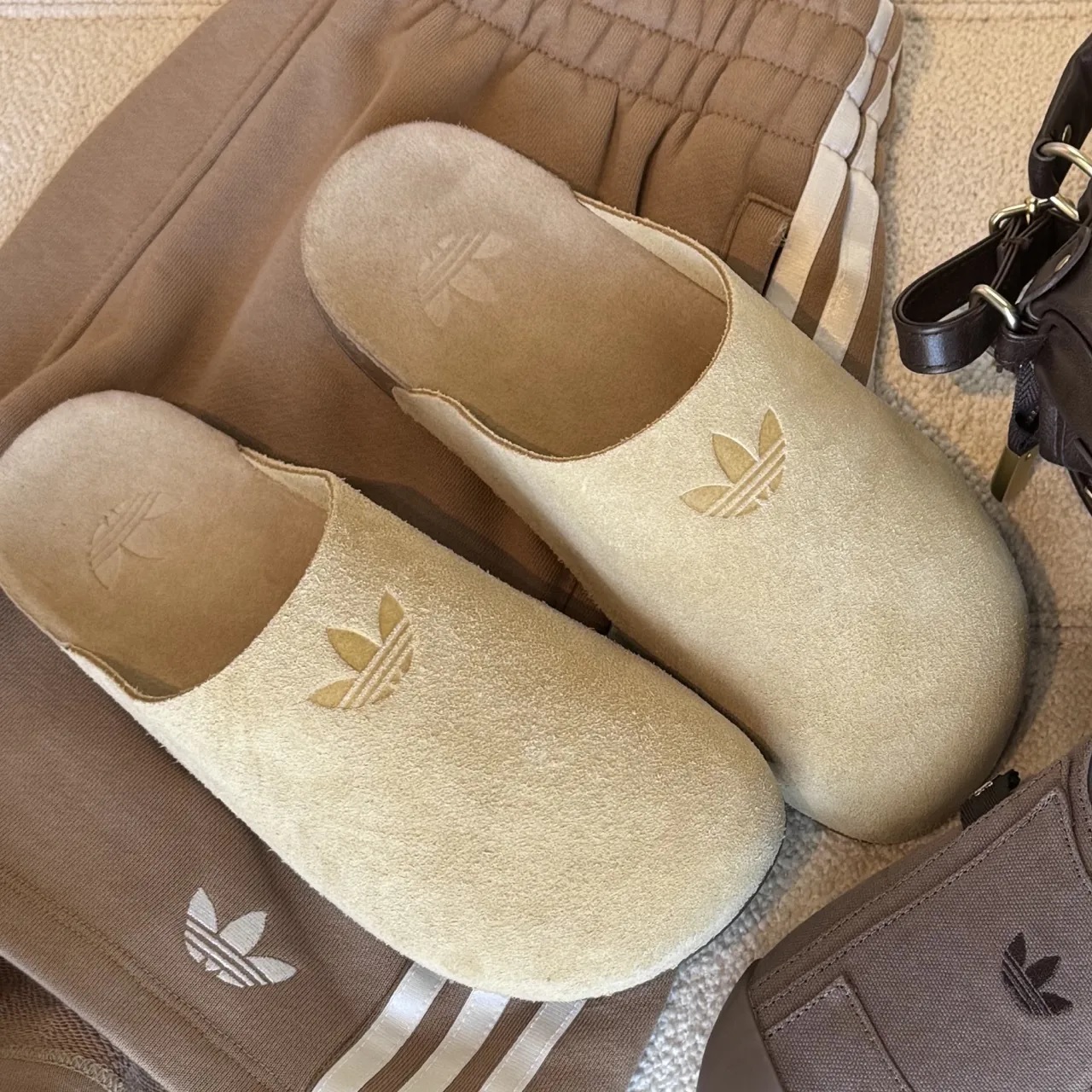 아디다스 아디뮬 슬라이드 슬리퍼 골든베이지 JR3587