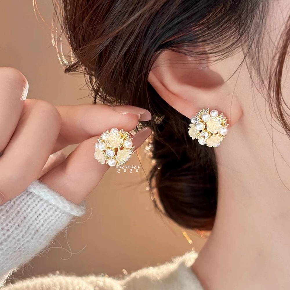 샤이닝 플라워 웨딩부케 이어링 꽃볼 큐빅 진주 귀걸이 - 메인 이미지