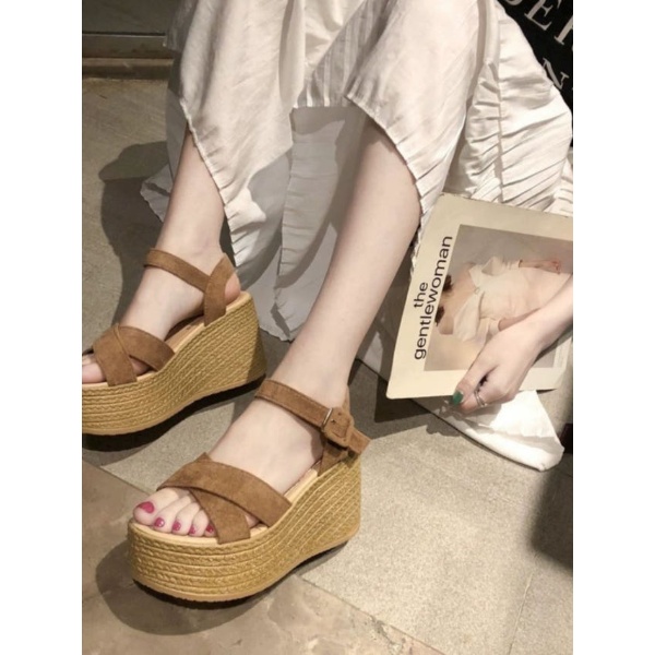 천연가죽 9cm 여성 라탄 웨지힐 샌들 그린 스웨이드 스트랩 - 상품 이미지