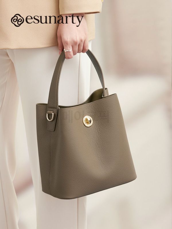 가죽 숄더백 여성용 대용량 버킷백 데일리 핸드백 고급스러운 디자인 출퇴근용 외출 가방
