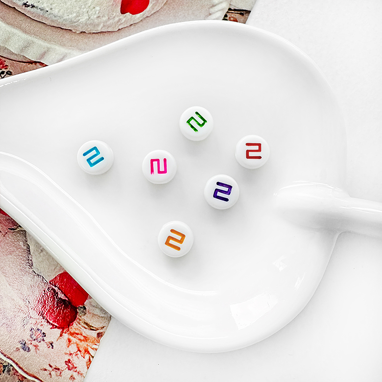 (10p) 4X7mm 화이트 X 비비드컬러 글씨 미니 납작 원형 한글 비즈 - 자음 - 상세 이미지 4
