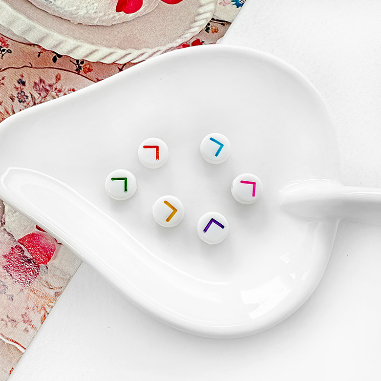 (10p) 4X7mm 화이트 X 비비드컬러 글씨 미니 납작 원형 한글 비즈 - 자음 - 상품 이미지