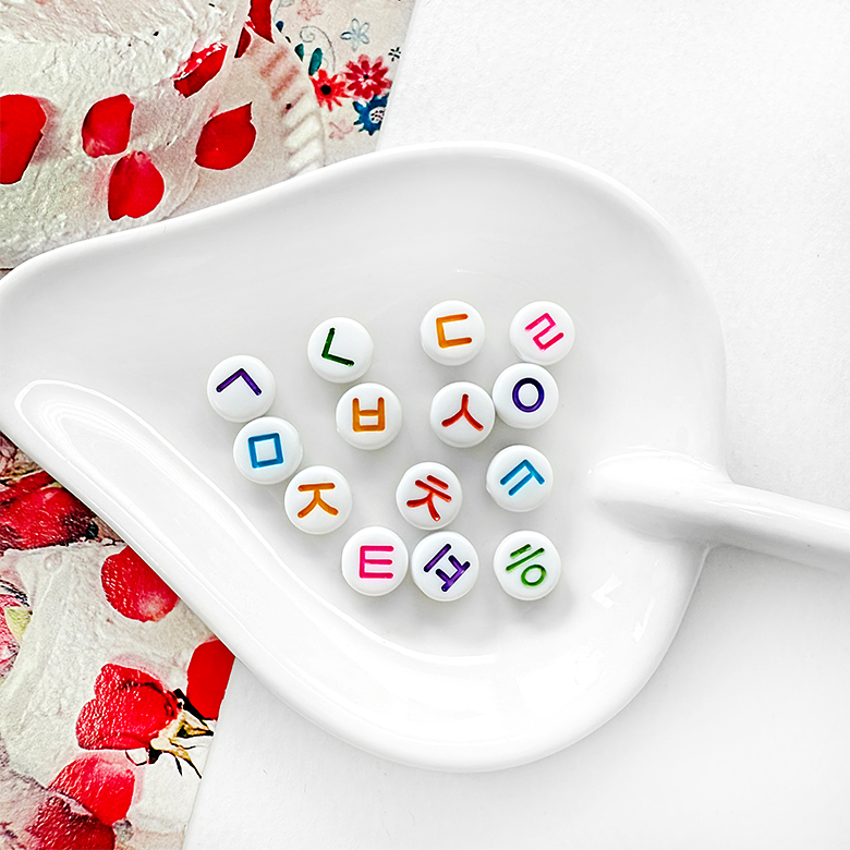 (10p) 4X7mm 화이트 X 비비드컬러 글씨 미니 납작 원형 한글 비즈 - 자음 이미지 7