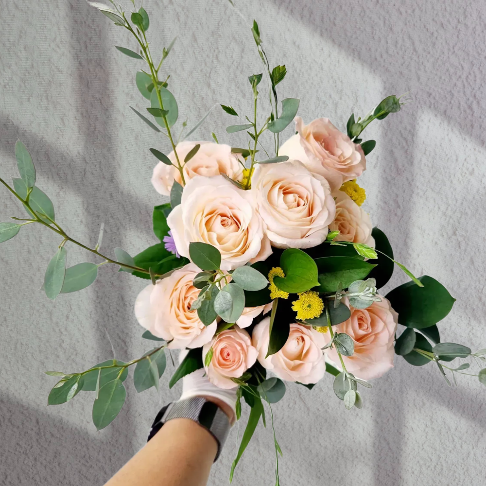 하젤장미와 2종류 그린소재 생화 꽃다발 택배 생일 꽃다발