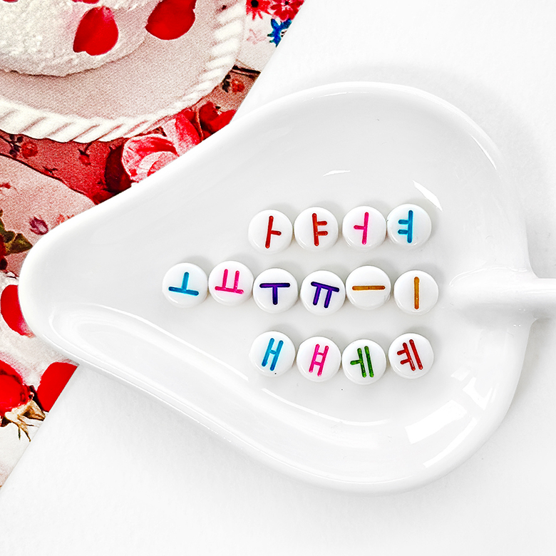 (10p) 4X7mm 화이트 X 비비드컬러 글씨 미니 납작 원형 한글 비즈 - 모음 이미지 7
