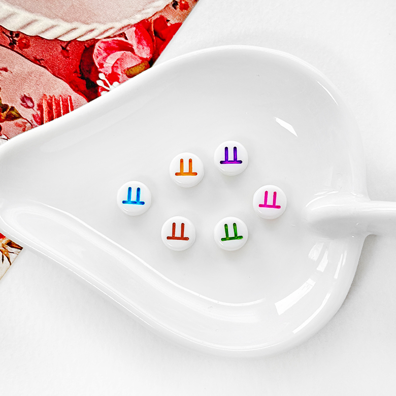 (10p) 4X7mm 화이트 X 비비드컬러 글씨 미니 납작 원형 한글 비즈 - 모음 이미지 6