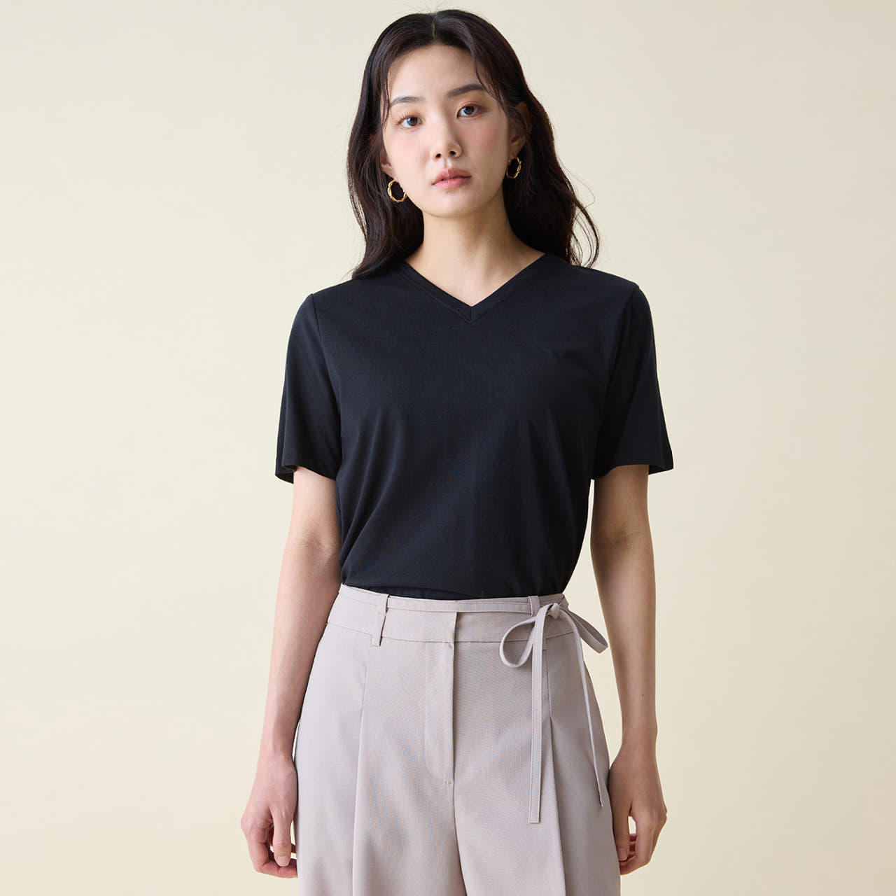 로엠 베이직 브이넥 티셔츠 RMHWF23R02