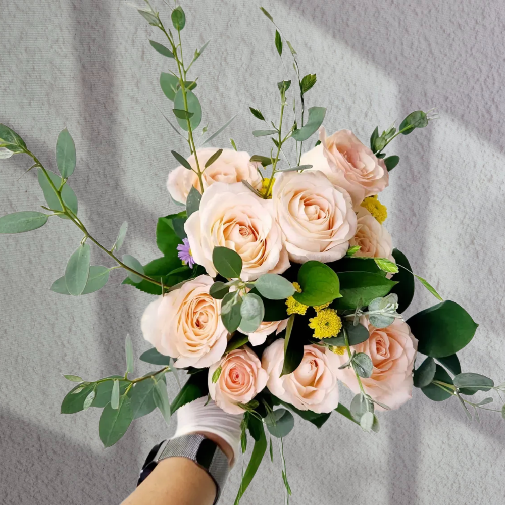 하젤장미와 2종류 그린소재 생화 꽃다발 택배 생일 꽃다발