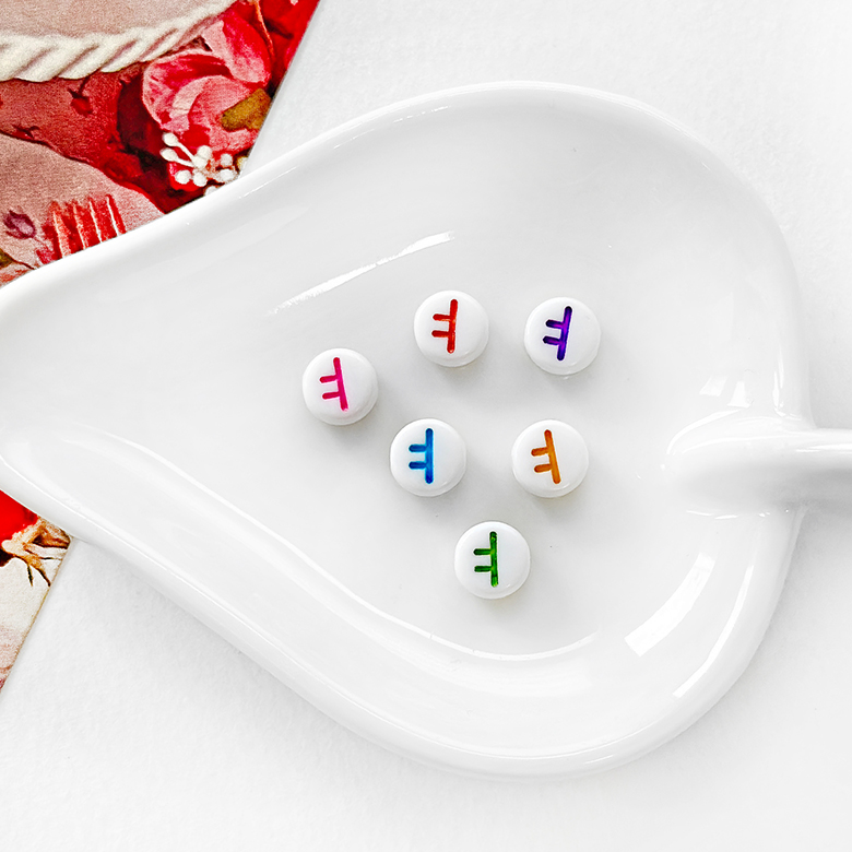 (10p) 4X7mm 화이트 X 비비드컬러 글씨 미니 납작 원형 한글 비즈 - 모음 - 상세 이미지 4