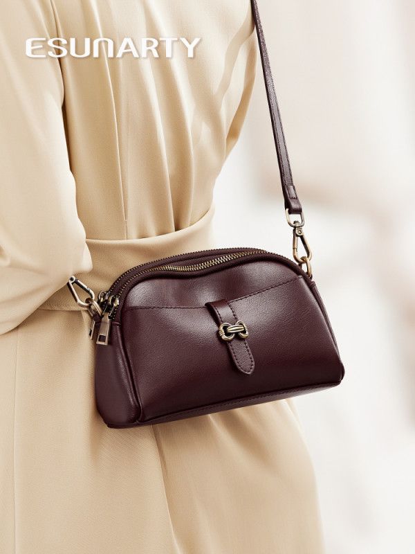 여성 가죽 크로스바디백 고급스러운 부드러운 소재의 작은 어깨 가방 데일리 여행용 크로스백 깔끔한 디자인