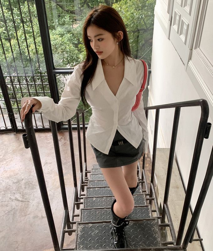 여성 브이넥 핀턱 슬림핏 긴팔 화이트 언발란스 크롭 블라우스 셔츠 오피스룩 하객룩 데일리 만능코디 코튼 베이직 봄 가을 8125 - 상세 이미지 4