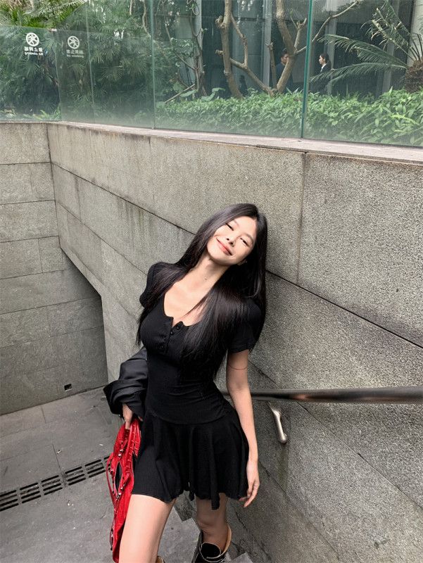 여성 유넥 반팔 골지 플레어 미니원피스 A라인 슬림핏 단추 캐주얼 페미닌 데이트룩 데일리룩 봄 여름 가을 13175 - 상세 이미지 3