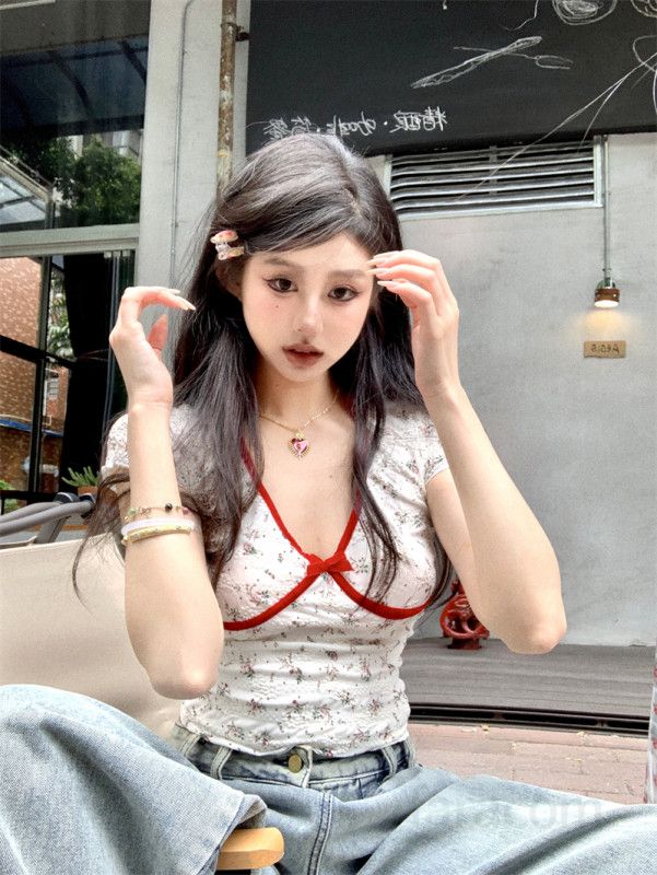 여성 슬림핏 하트넥 나비매듭 꽃무늬 플라워 퍼프 크롭 반팔 블라우스 페미닌 여리여리 데일리 여름 티셔츠 13184 - 상세 이미지 4