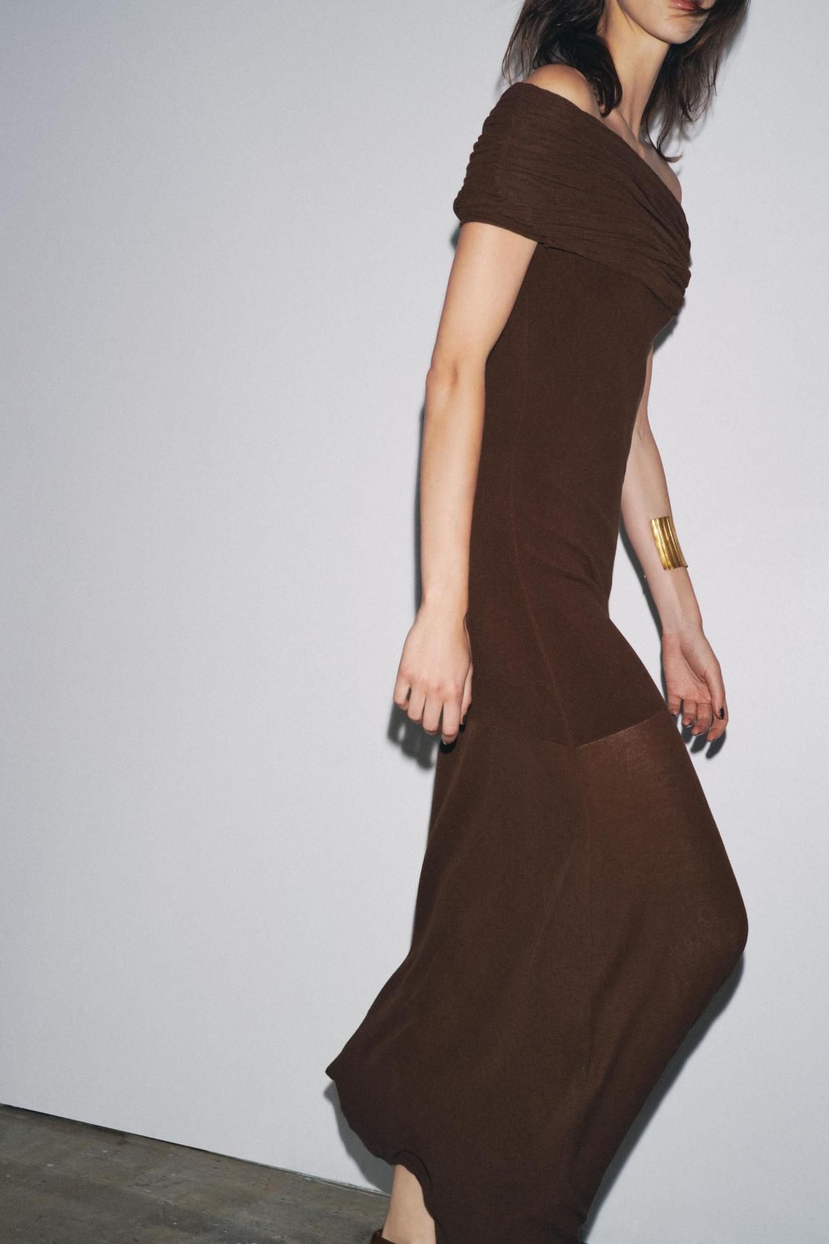 자라 페미닌 오프숄더 니트 롱 원피스 2893/103 DARK BROWN - 상세 이미지 5