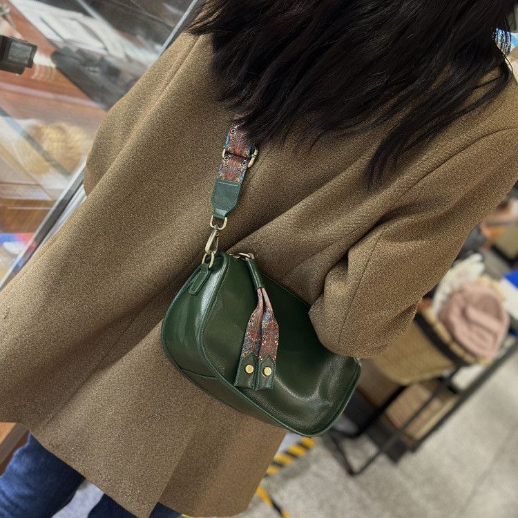 여성 소가죽 숄더백 대용량 넓은 어깨끈 데일리 가방 고급스러운 디자인 다양한 연출 가능한 스타일리시한 여성용 백 이미지 6