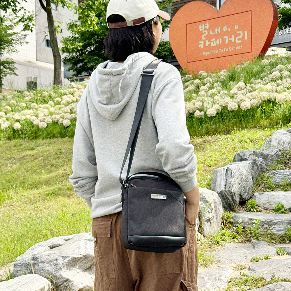남자 미니 크로스백 나들이 외출 여행 보조 작은가방 소형 메신저백 핸드폰가방 - 상품 이미지