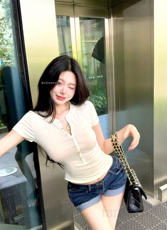여성 브이넥 단추 반팔 슬림핏 얇은 크롭 코튼 티셔츠 데일리룩 기본 베이직 쫀쫀한 상의 봄 여름 13260 - 상세 이미지 3