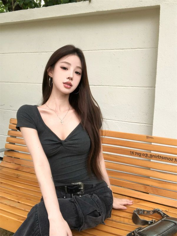 여성 브이넥 셔링 크롭 슬림핏 반팔티 베이직 데일리 면 스판 쫀쫀 글램핏 캐주얼룩 봄 여름 상의 13247 - 상세 이미지 3