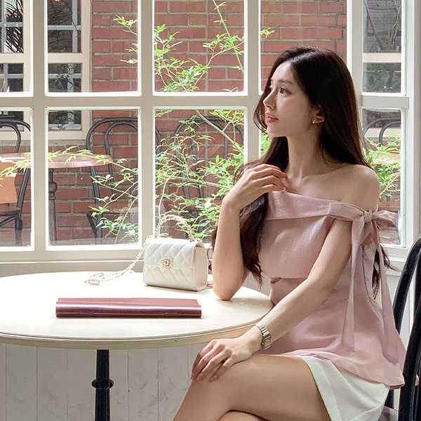 클로에 리본 언발 오프숄더 사이드 셔링 블라우스 bs8342 - 메인 이미지