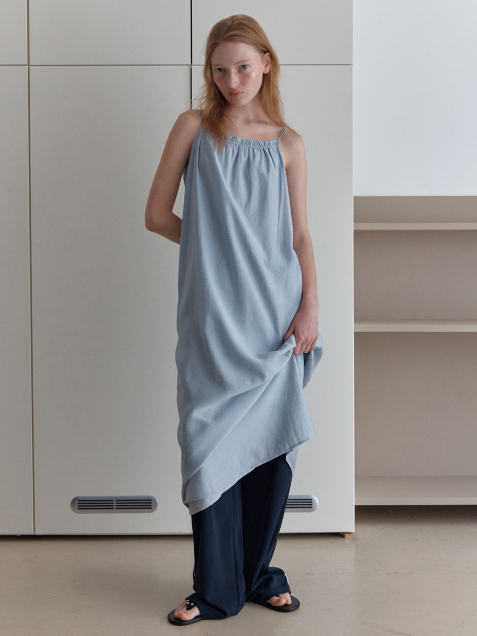 [엘씨브이] SHIRRING SLEEVELESS DRESS_LIGHT GRAY - 상품 이미지