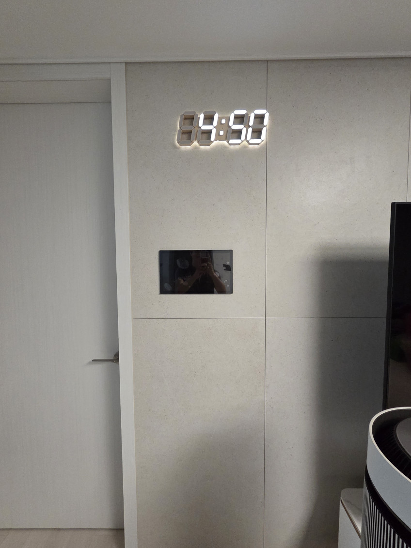 플라이토 무드 백라이트 3D LED 벽시계 인테리어 디지털 전자 거실 무소음 벽걸이시계 38cm 판매처 상세 정보 이미지 4