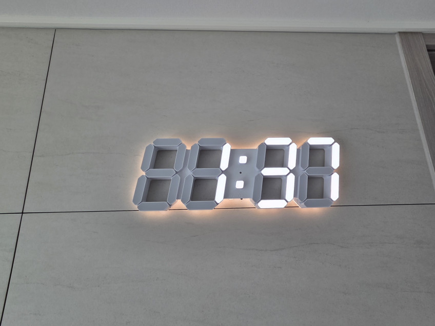 플라이토 무드 백라이트 3D LED 벽시계 인테리어 디지털 전자 거실 무소음 벽걸이시계 38cm 판매처 상세 정보 이미지 1